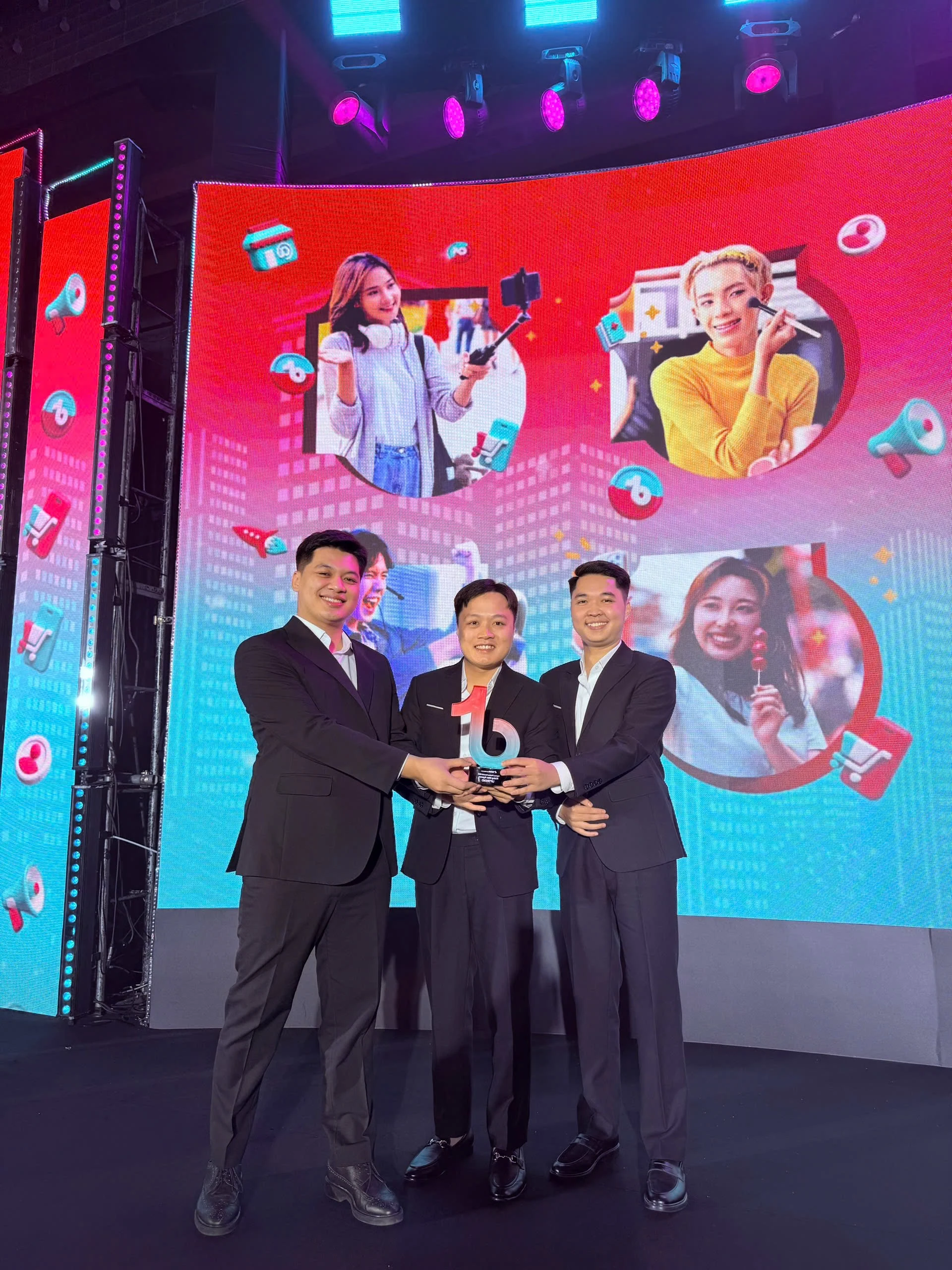 Khoảnh khắc Uptrend nhận giải tại Agency Partner Summit 2026