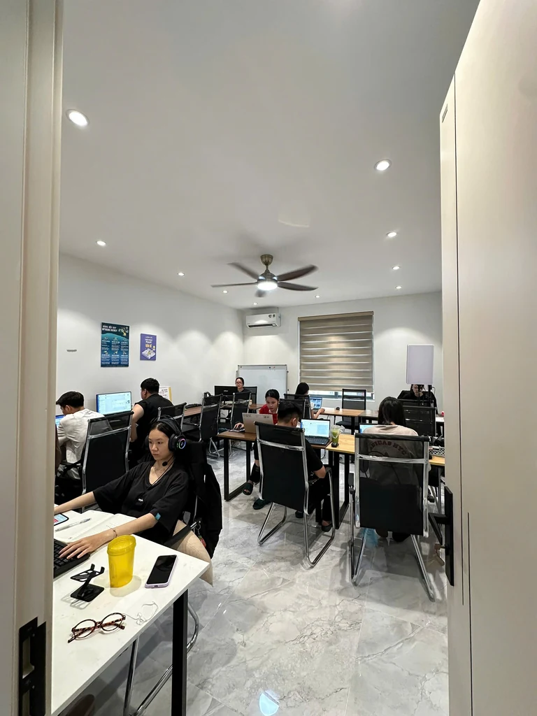 Đội ngũ vận hành Uptrend tại văn phòng